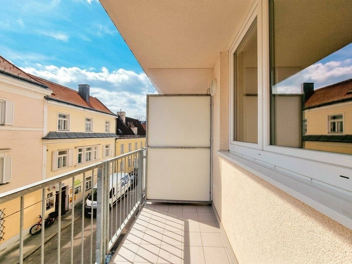 IDEAL FOR SINGLES OR COUPLES: COMPACT 2-ROOM APARTMENT WITH OPEN KITCHEN