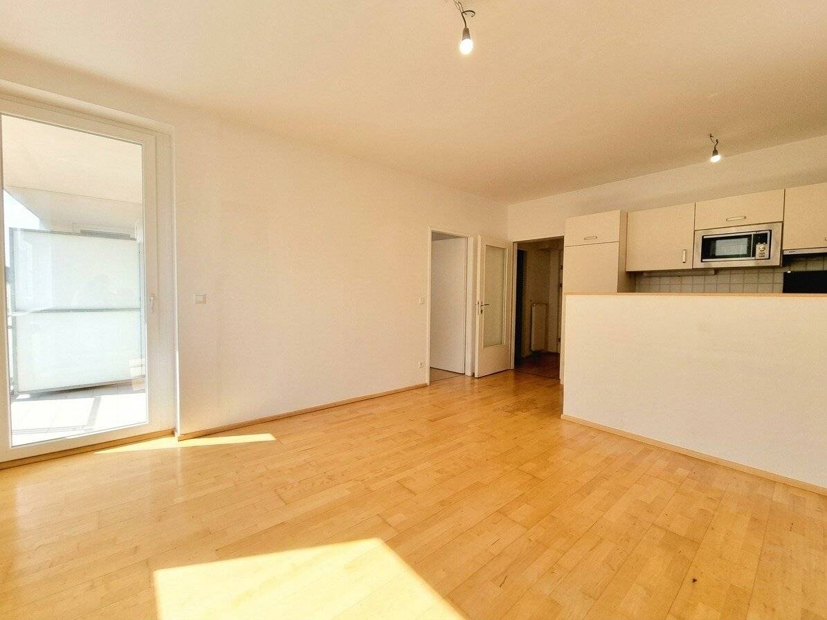 IDEAL FOR SINGLES OR COUPLES: COMPACT 2-ROOM APARTMENT WITH OPEN KITCHEN