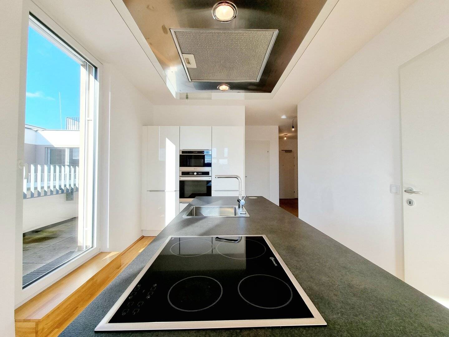 Living above the roofs: Exclusive 3-room apartment with 50 m² terraces, air conditioning and lift