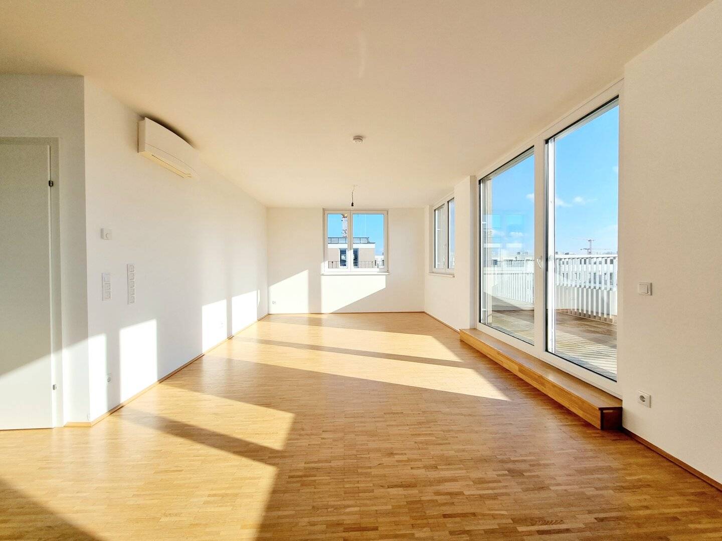 Living above the roofs: Exclusive 3-room apartment with 50 m² terraces, air conditioning and lift