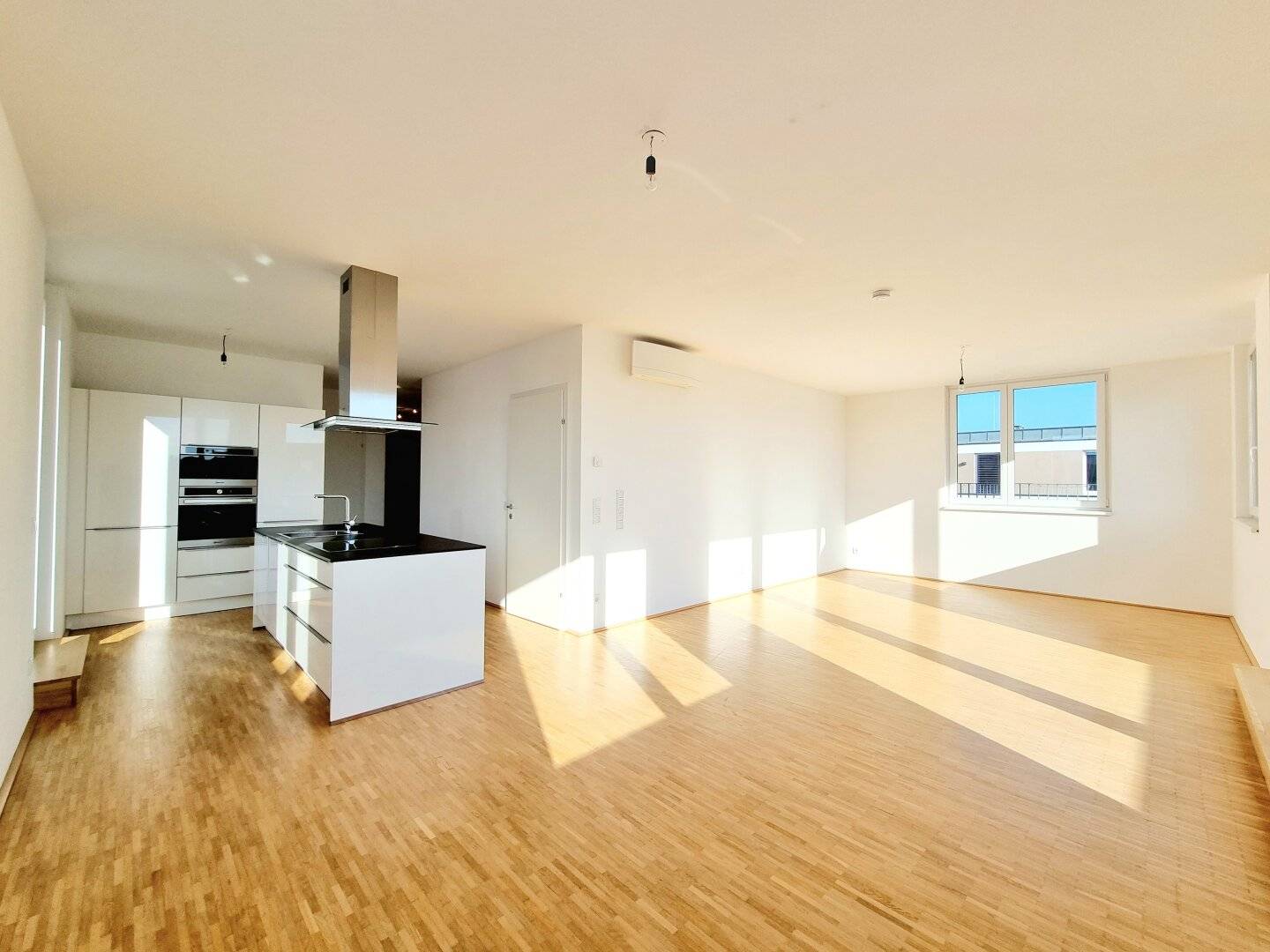 Living above the roofs: Exclusive 3-room apartment with 50 m² terraces, air conditioning and lift