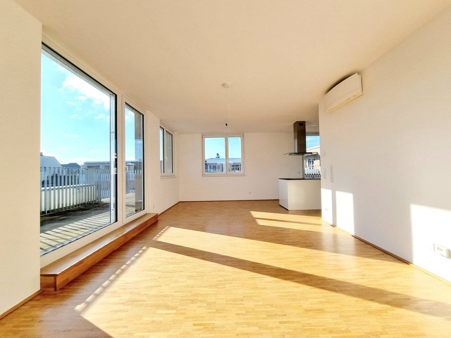 Living above the roofs: Exclusive 3-room apartment with 50 m² terraces, air conditioning and lift