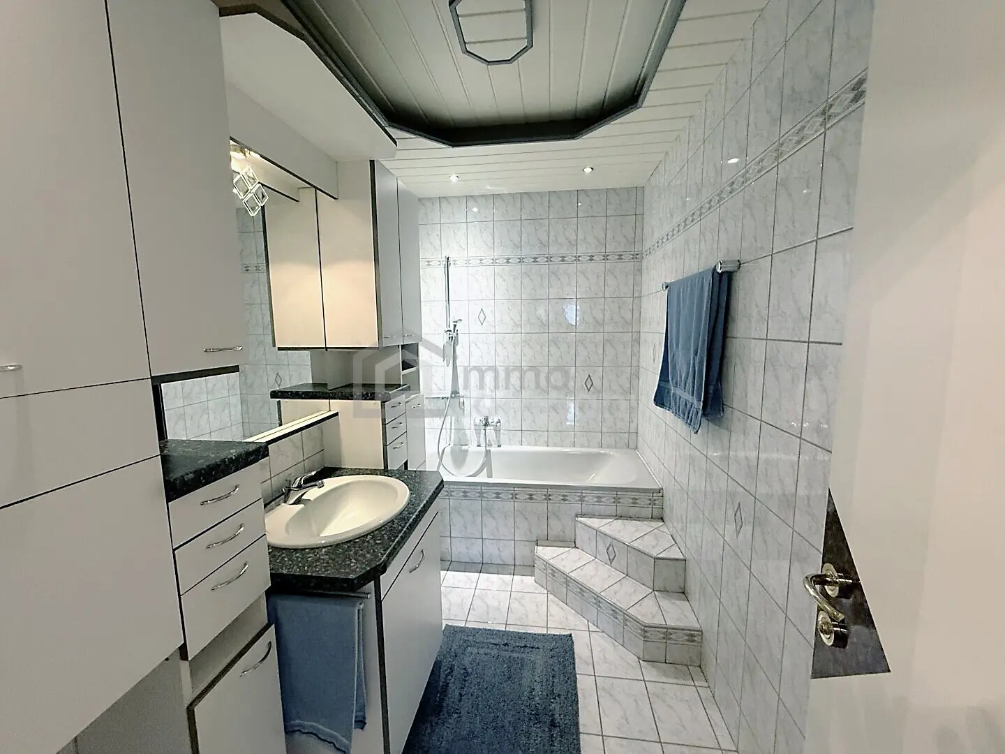 Spacious apartment with underground parking space &amp; unobstructed balcony view