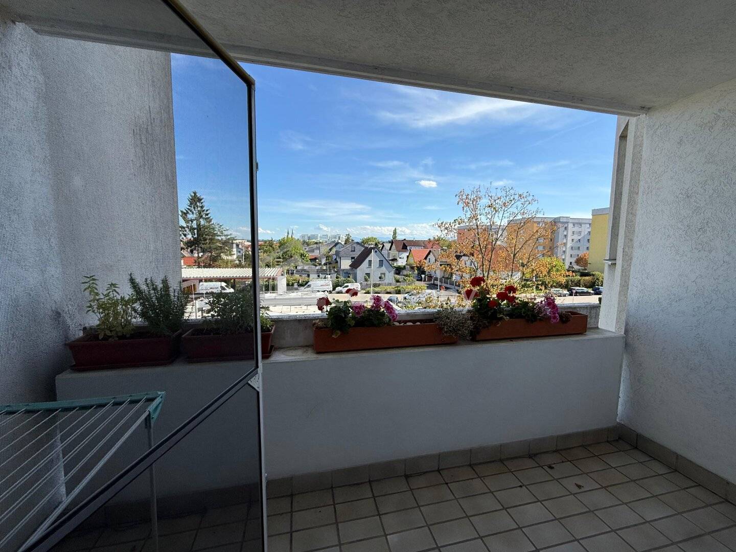Spacious apartment with underground parking space &amp; unobstructed balcony view
