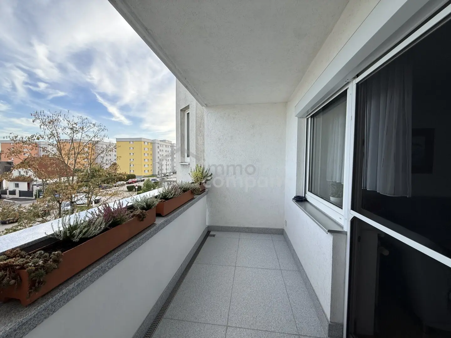 Geräumige Wohnung mit TG‑Platz &amp; unverbautem Balkonblick