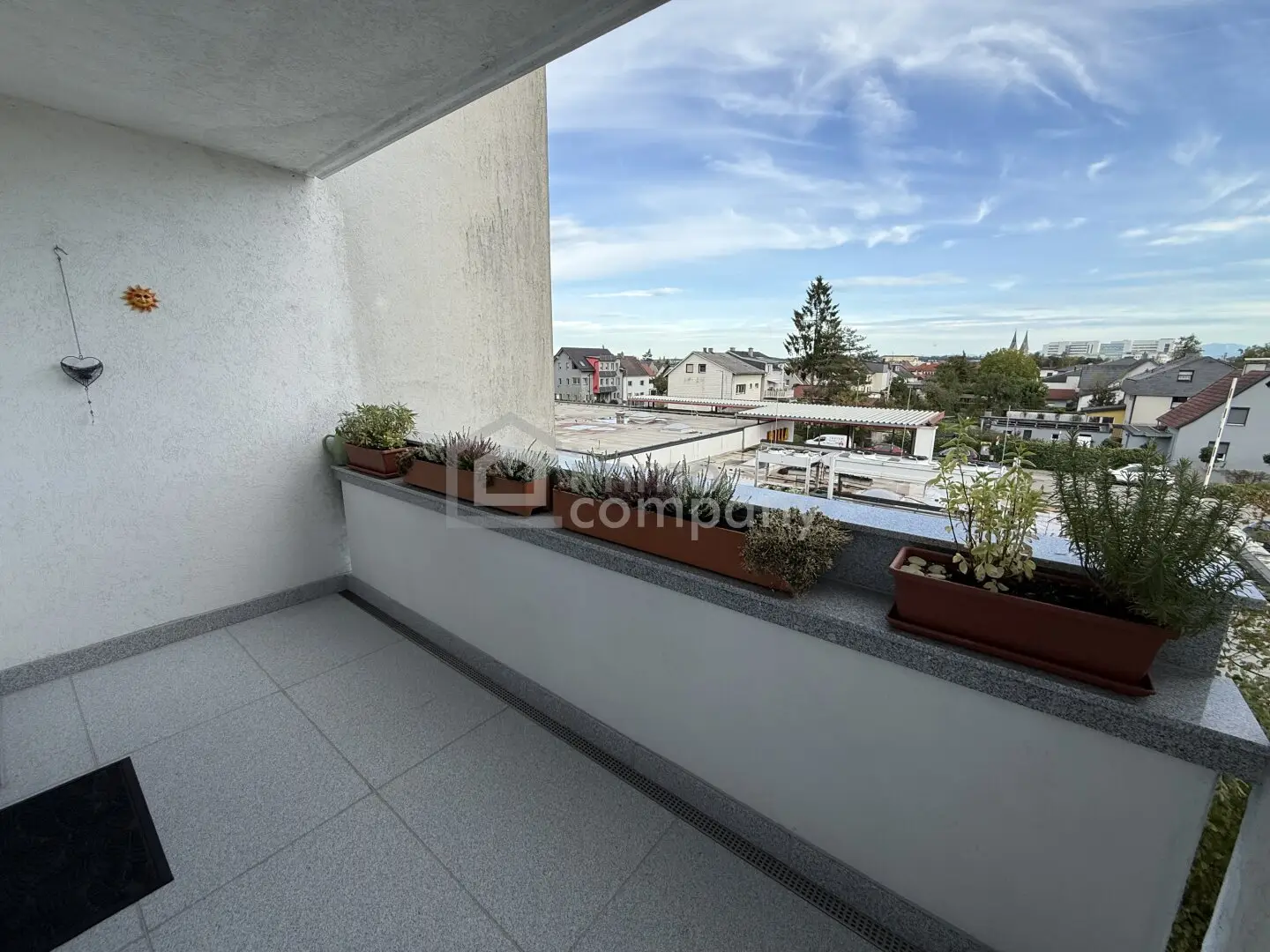 Geräumige Wohnung mit TG‑Platz &amp; unverbautem Balkonblick