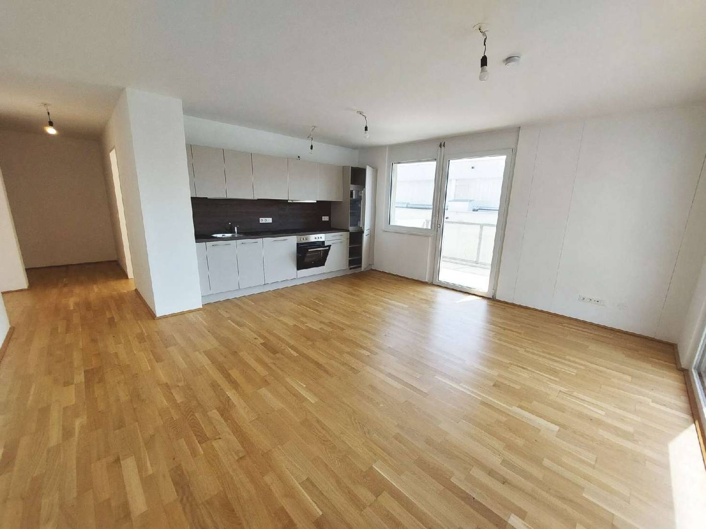 Helle Wohnung mit Balkon und Deckenkühlung