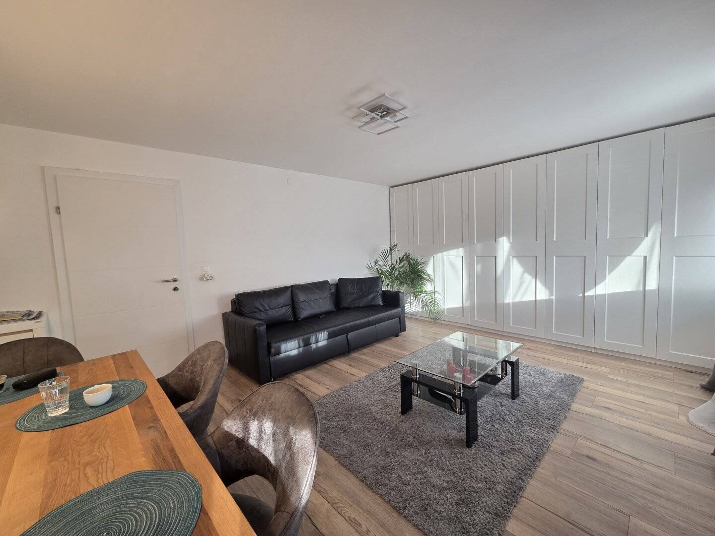 Very well maintained and spacious two-storey house with integrated garage in a good location