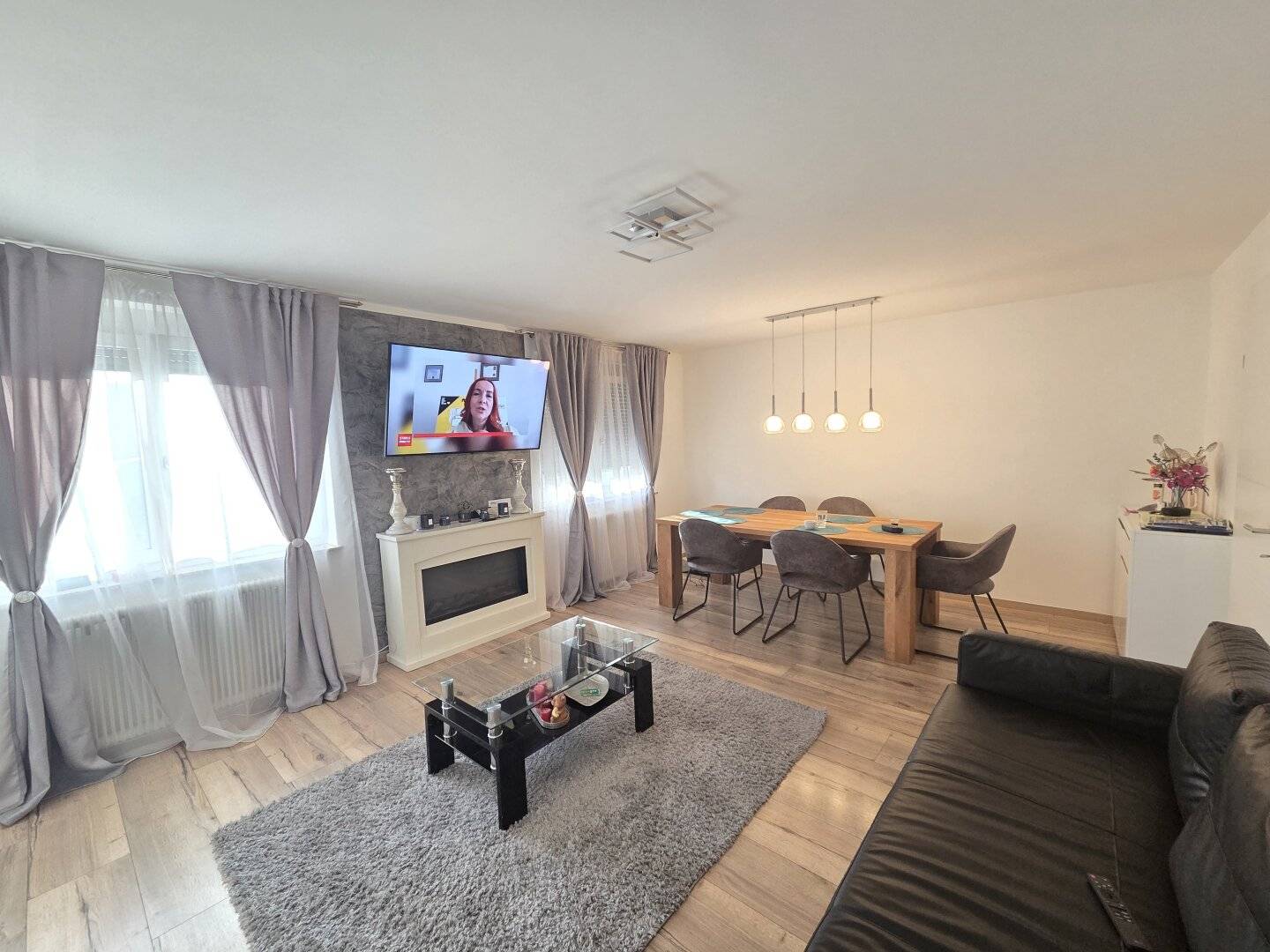 Very well maintained and spacious two-storey house with integrated garage in a good location
