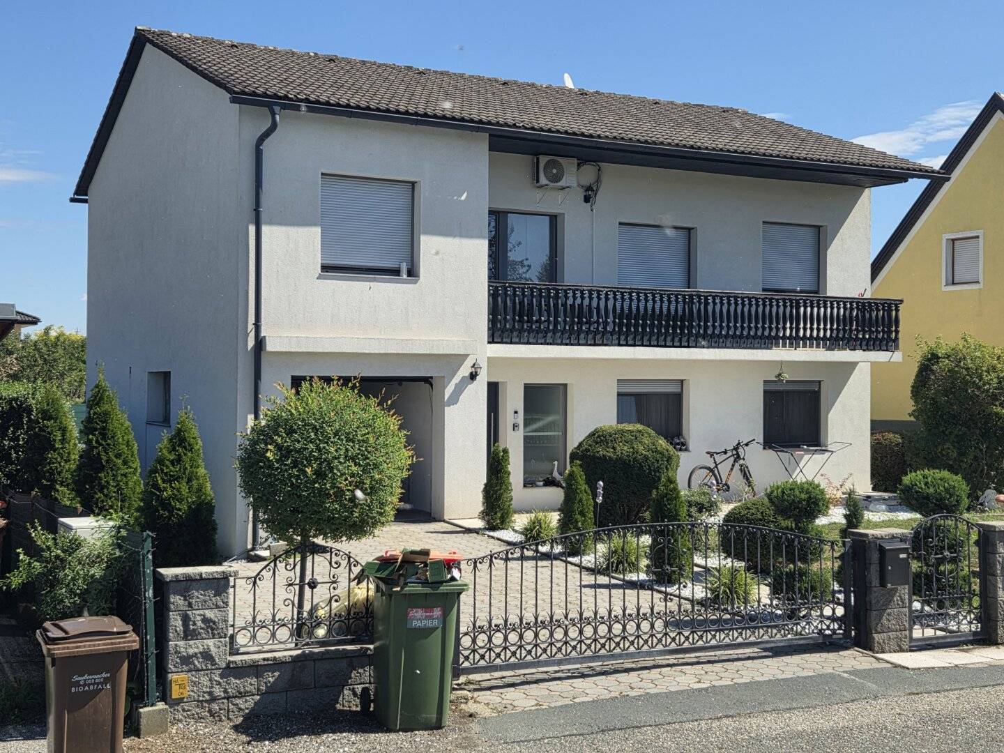 Very well maintained and spacious two-storey house with integrated garage in a good location