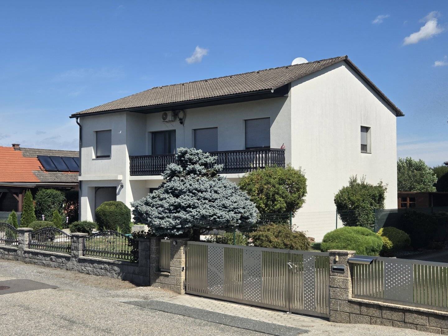 Very well maintained and spacious two-storey house with integrated garage in a good location