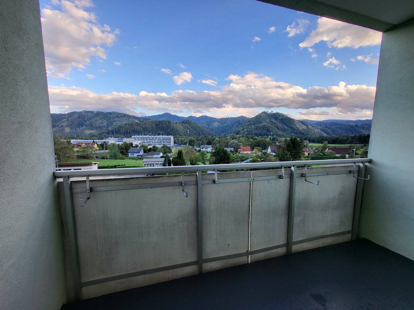 Provisionsfrei - Frisch sanierte Wohnung mit Loggia &amp; Parkplatz - Leoben-Hinterberg