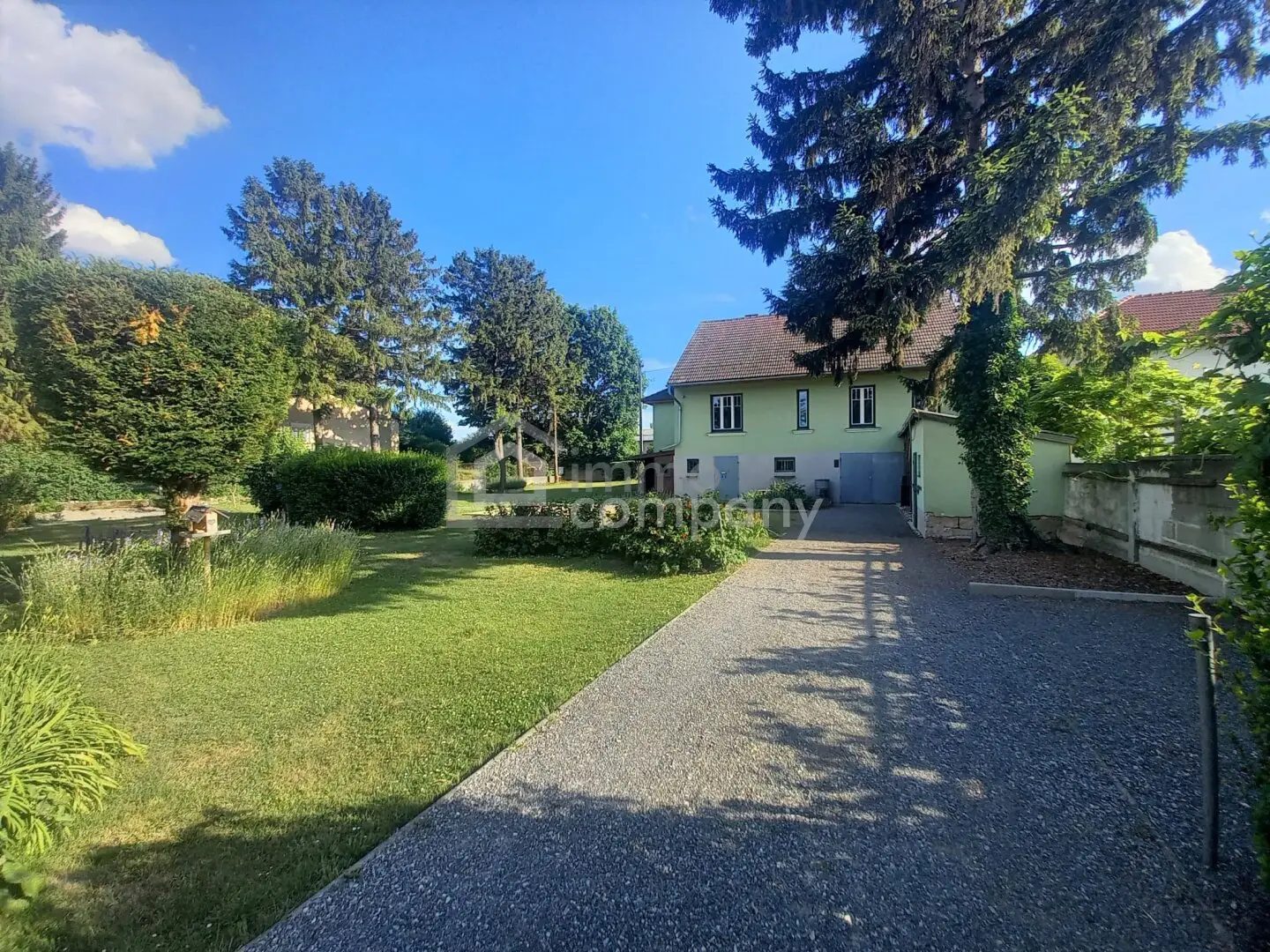 Plenty of Living Space – Character House on over 1,000 m² Plot