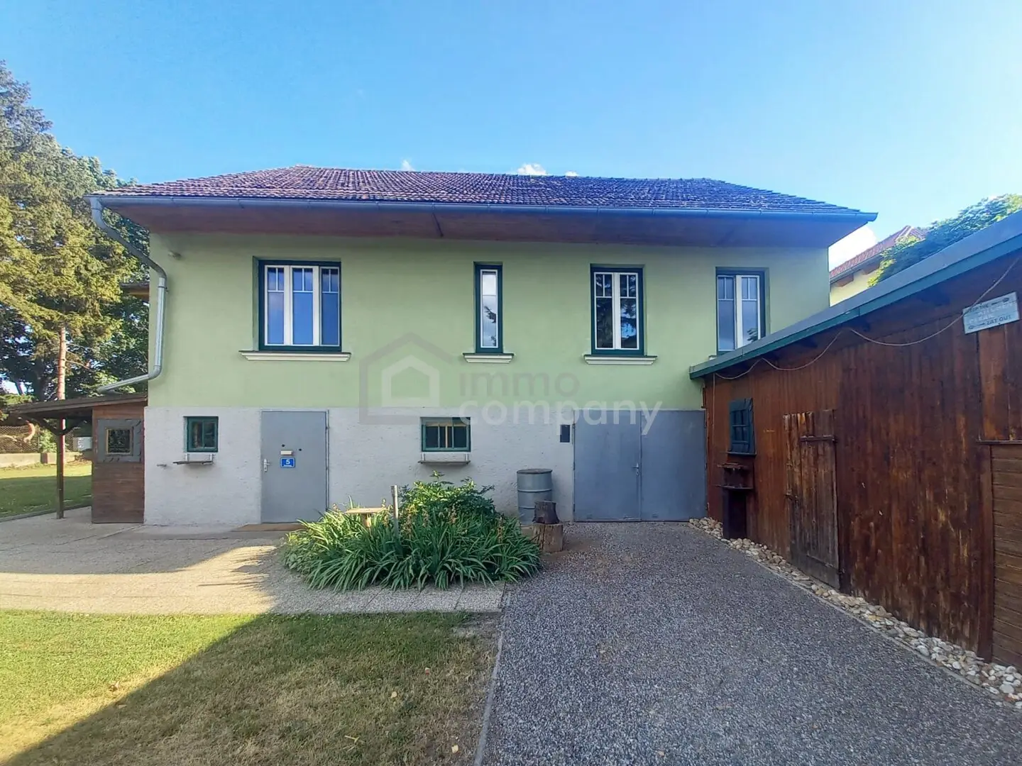 Plenty of Living Space – Character House on over 1,000 m² Plot