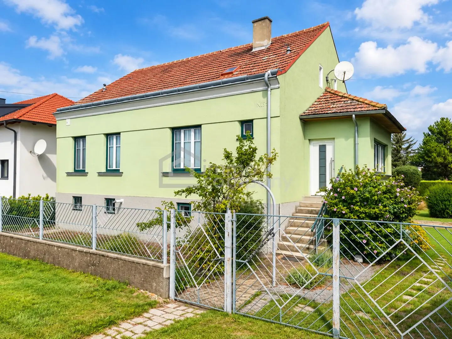 Plenty of Living Space – Character House on over 1,000 m² Plot