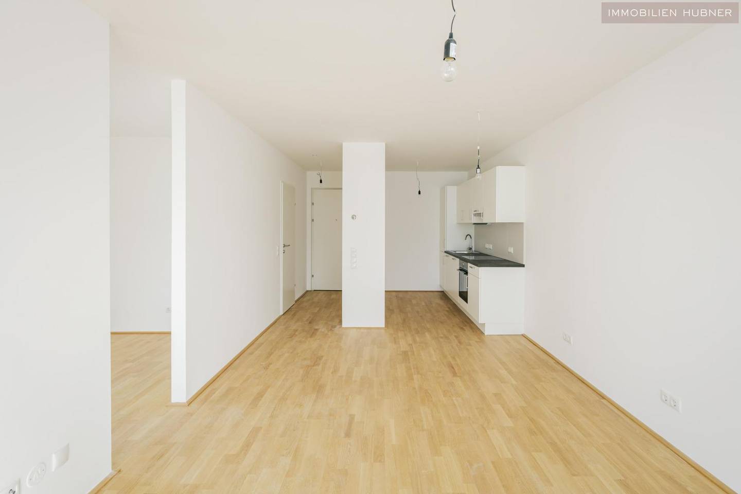 Bright Wohnung with loggia and oak parquet