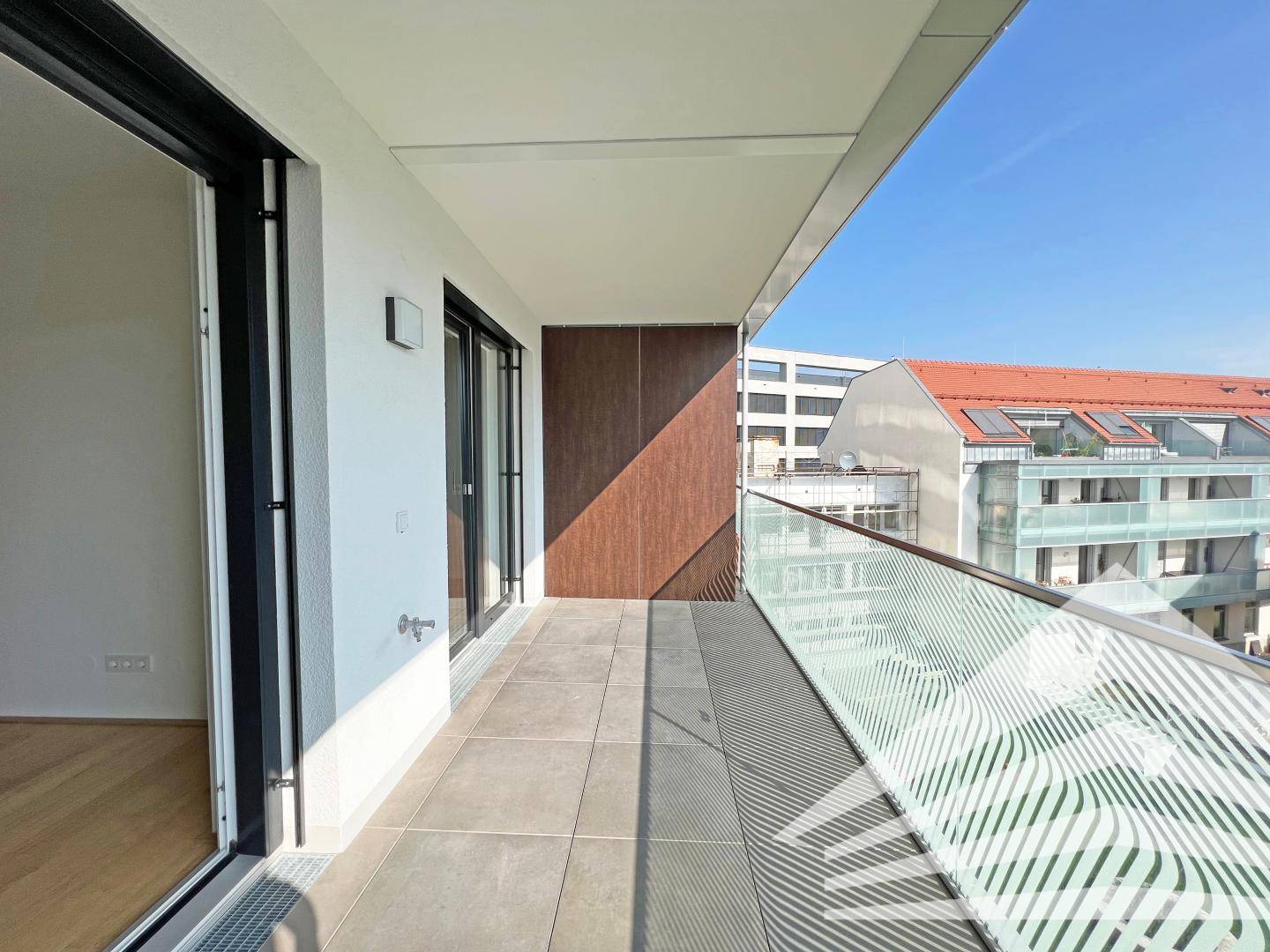 Bright apartment with large loggia in prime city center location
