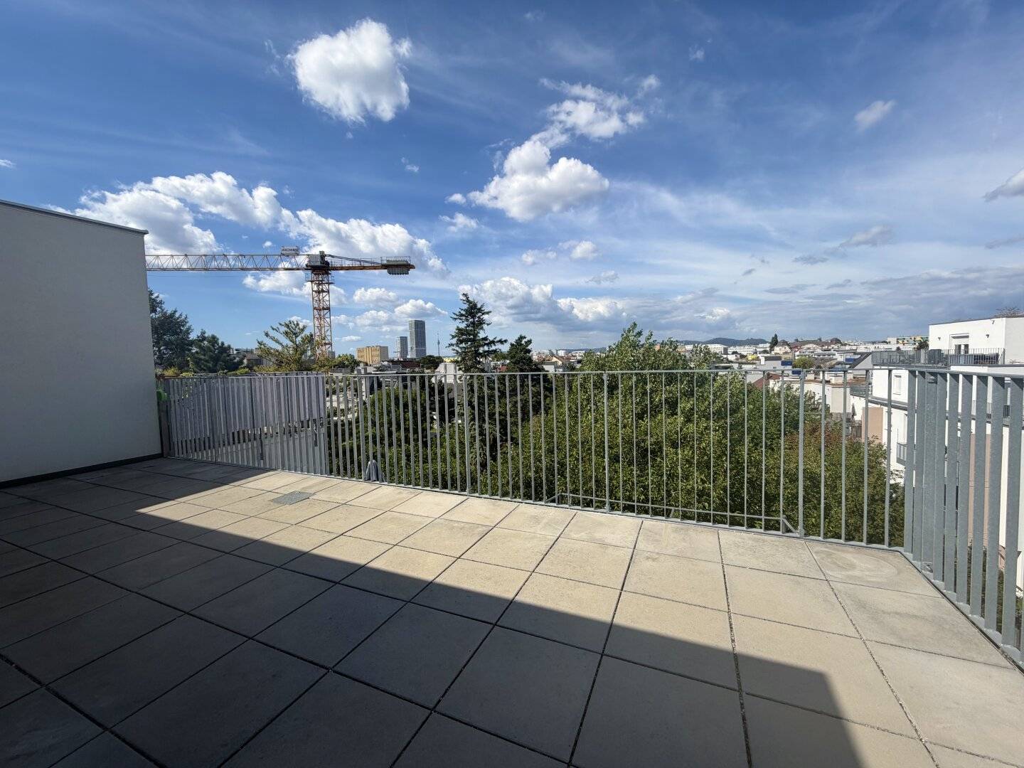 3-Zimmer-Terrassen-DG-Wohnung ohne Schrägen in Ruhelage | Nähe U1 Kagraner Platz