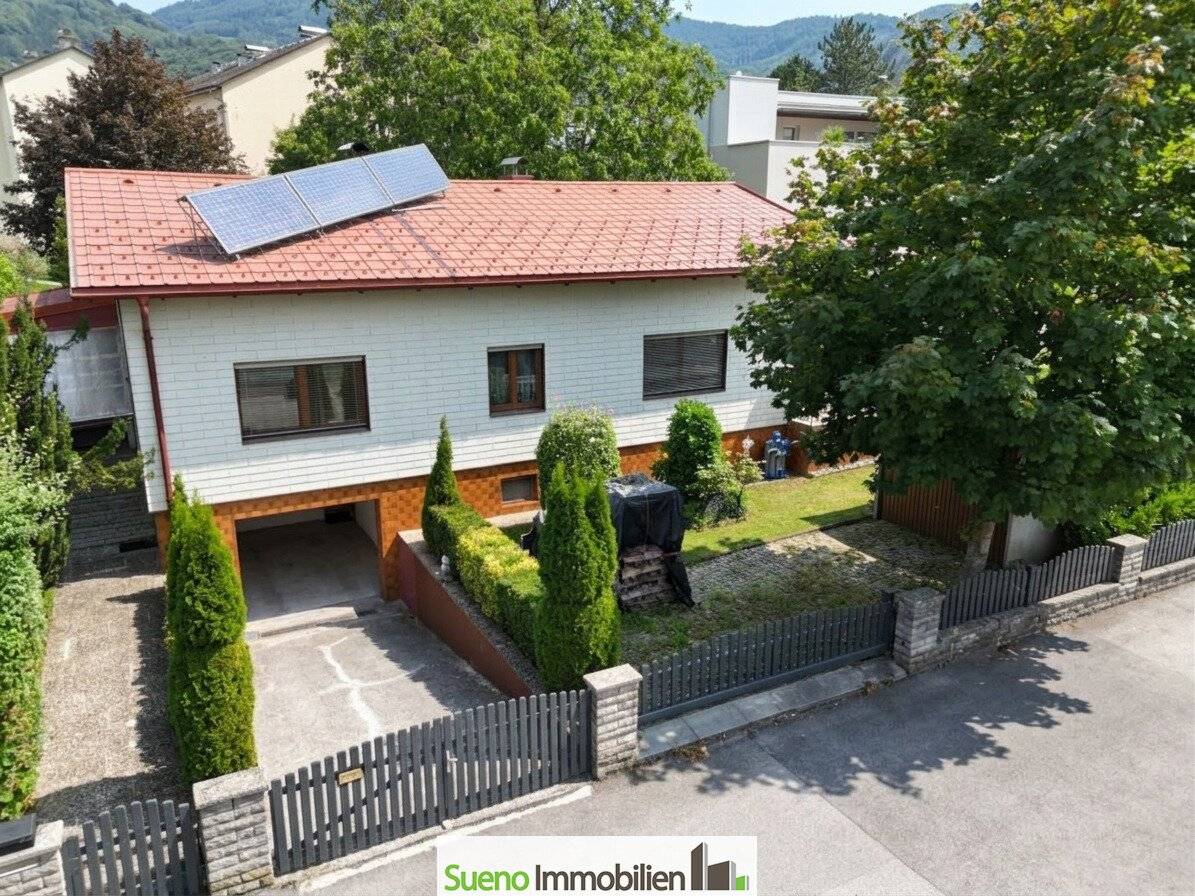 Feiner Bungalow, unterkellert, in Ruhelage mit neuem Dach und schönem Garten