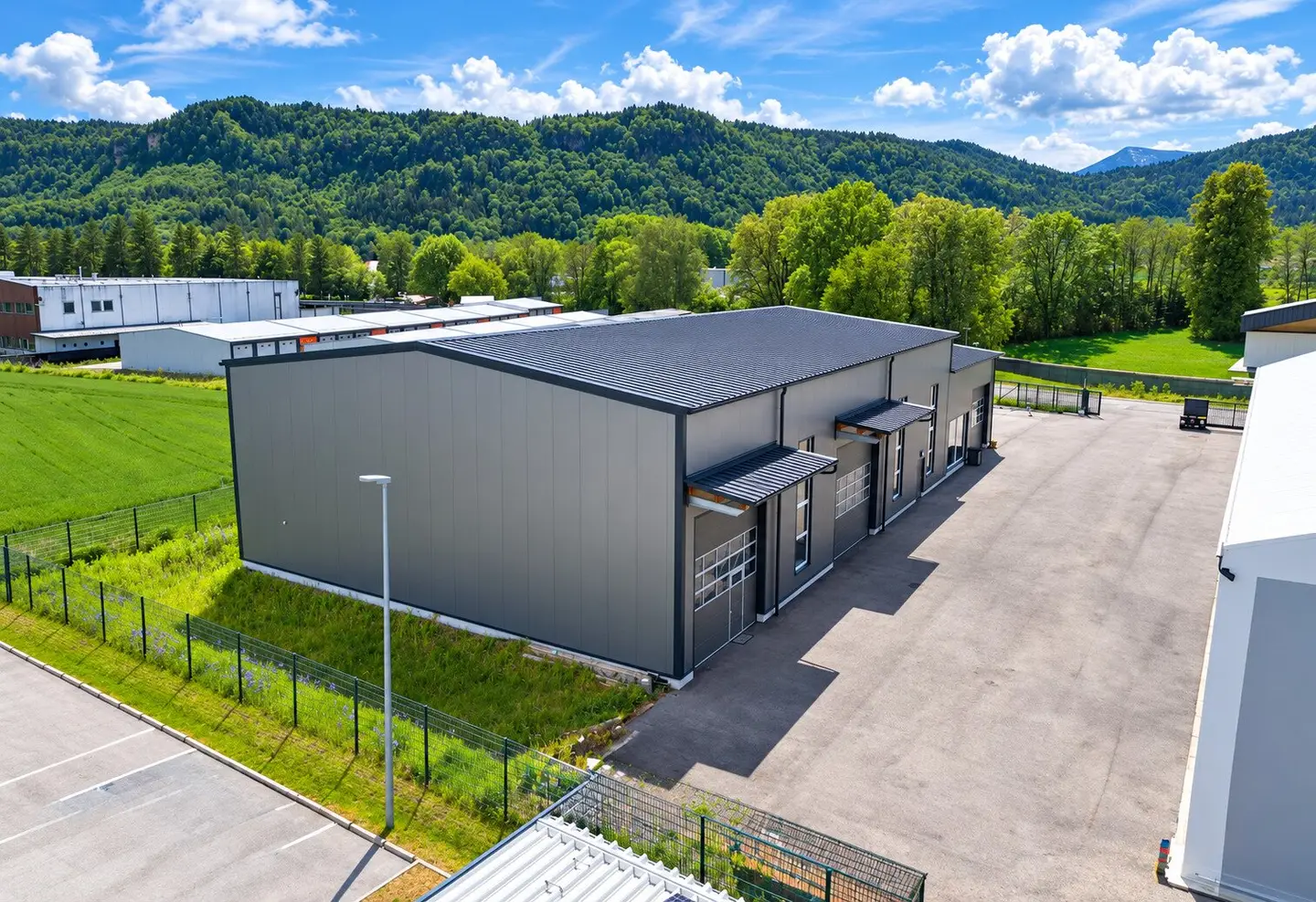 1.095 m² Gewerbehalle mit Lager, Showroom &amp; Büro in Klagenfurt zur Miete