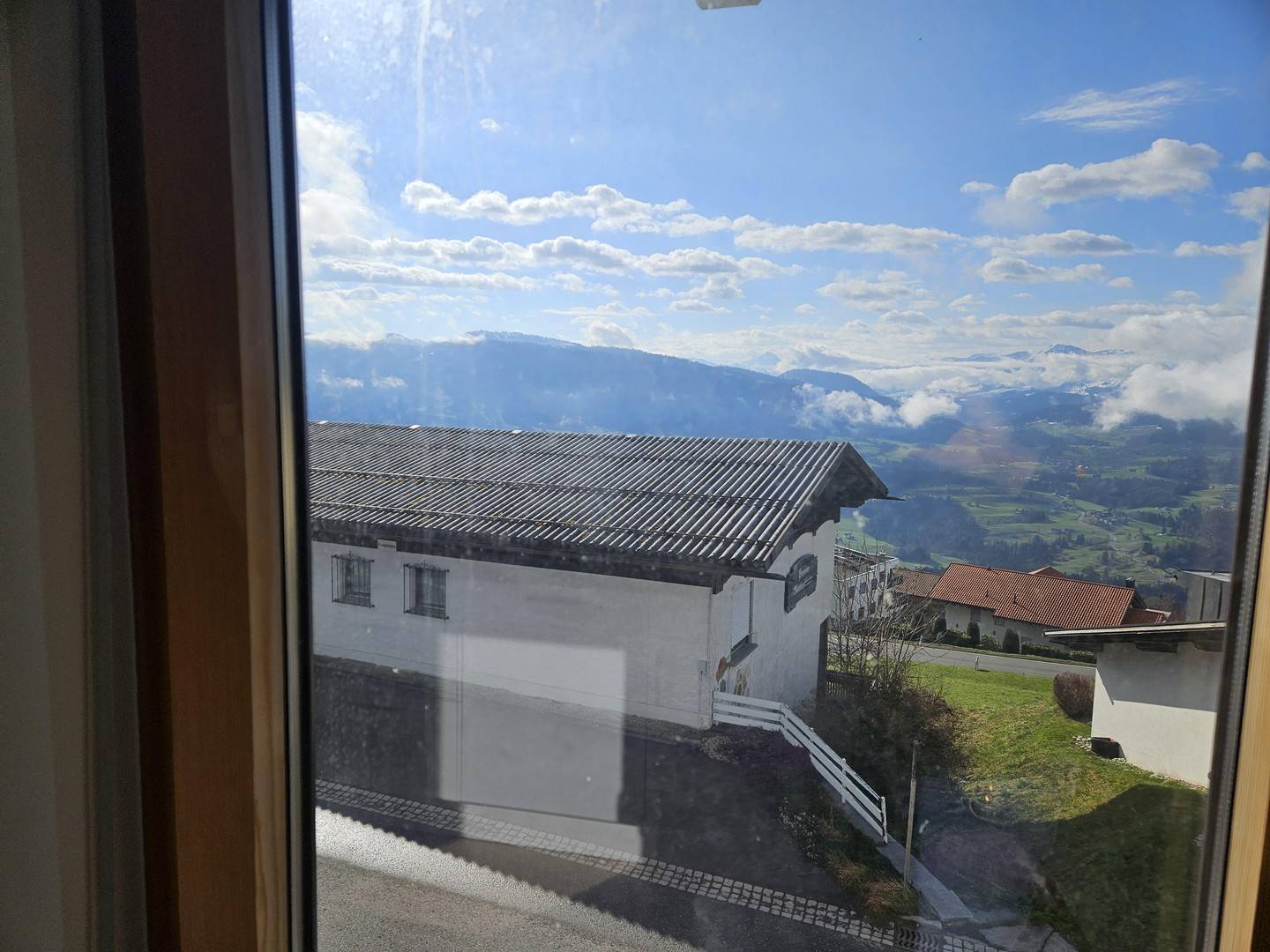 Renovierte Wohnung mit neuer Küche und Bergsicht