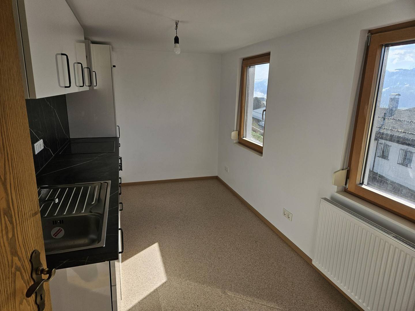 Renovierte Wohnung mit neuer Küche und Bergsicht