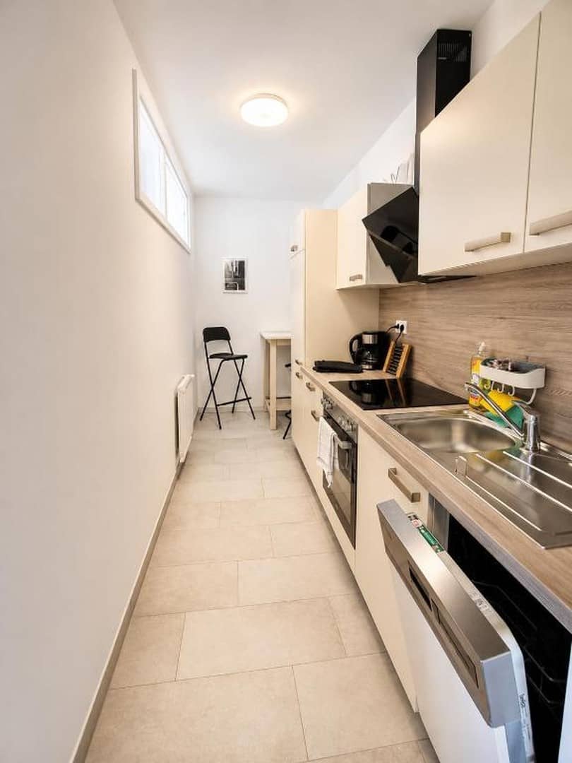 Spacious apartment with balcony and fitted kitchen