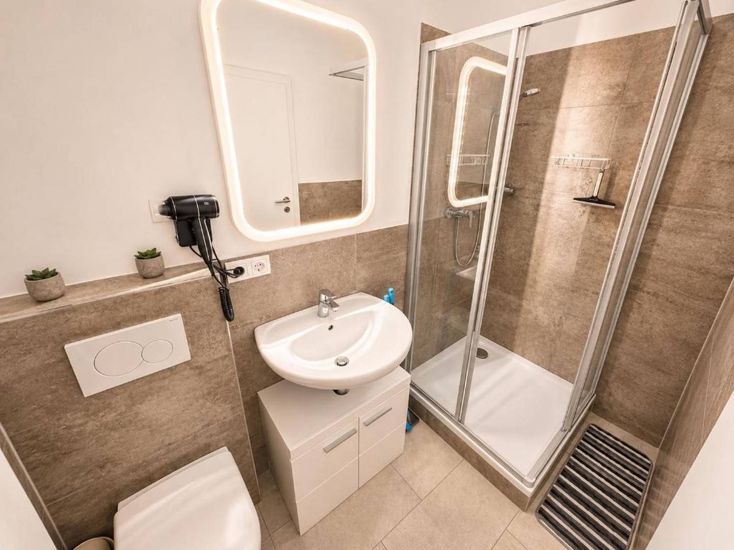 Spacious apartment with balcony and fitted kitchen