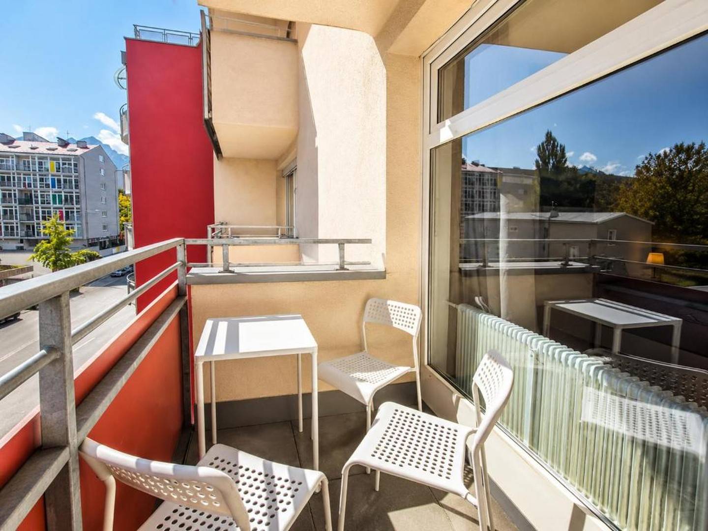 Spacious apartment with balcony and fitted kitchen