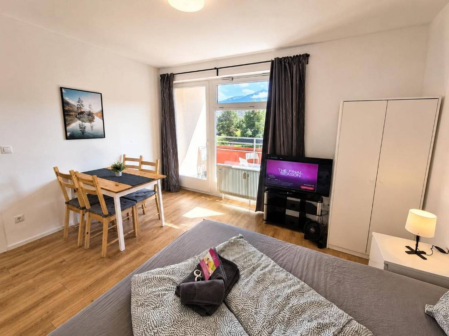 Spacious apartment with balcony and fitted kitchen