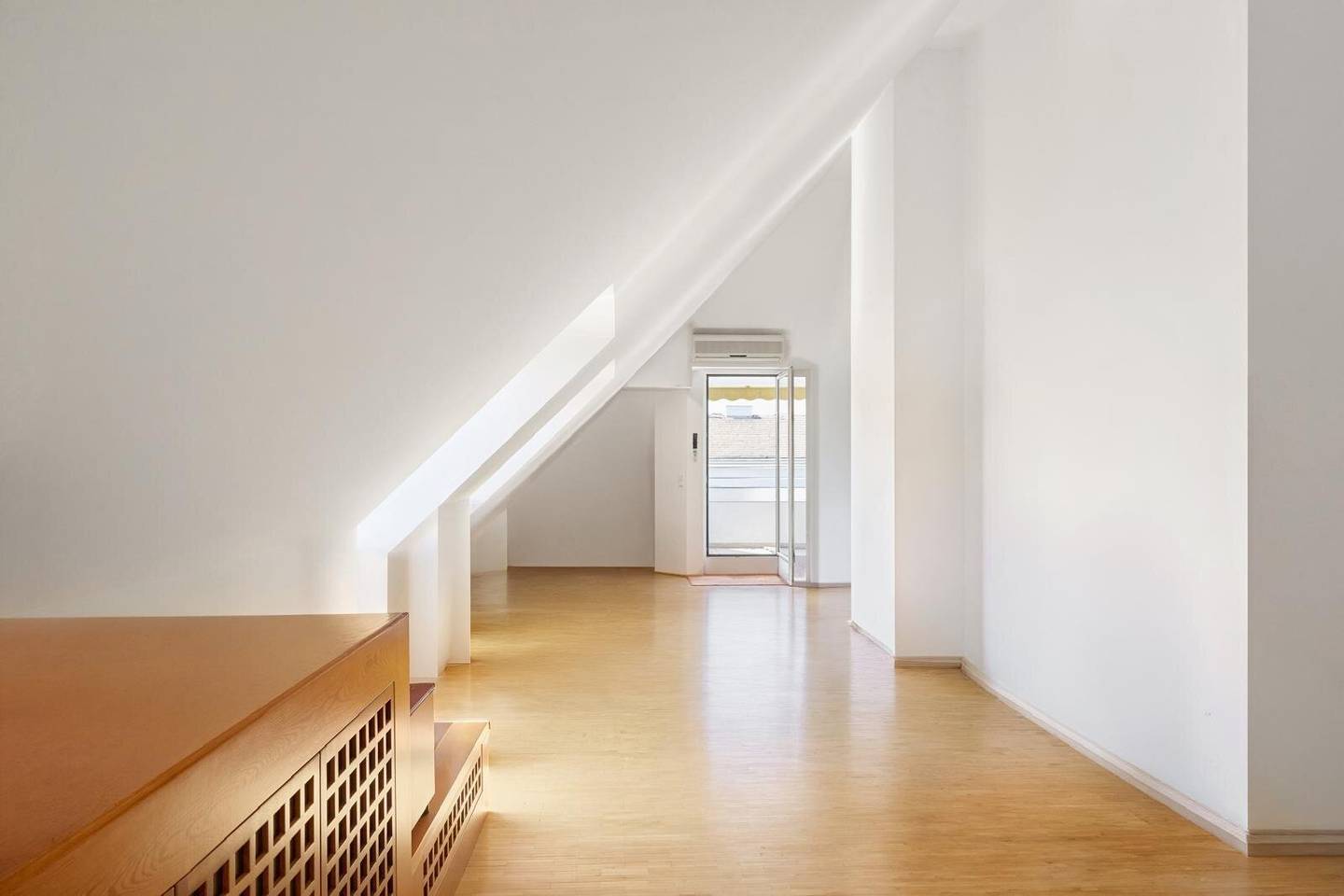 Klimatisierte DG Wohnung mit Terrasse – Einzelgarage optional