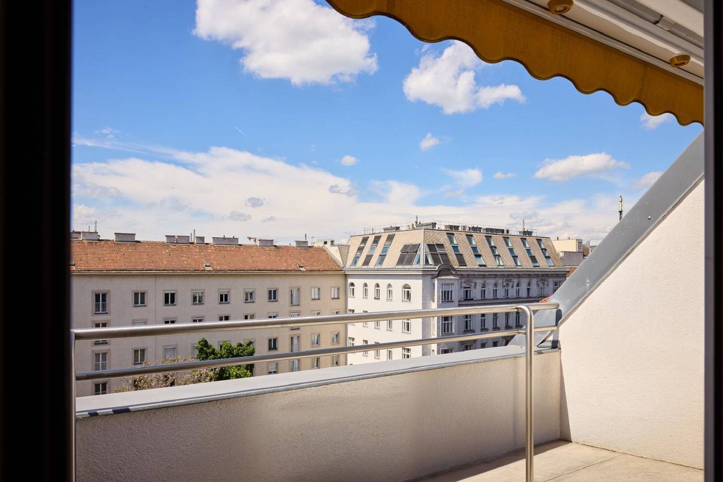 Klimatisierte DG Wohnung mit Terrasse – Einzelgarage optional