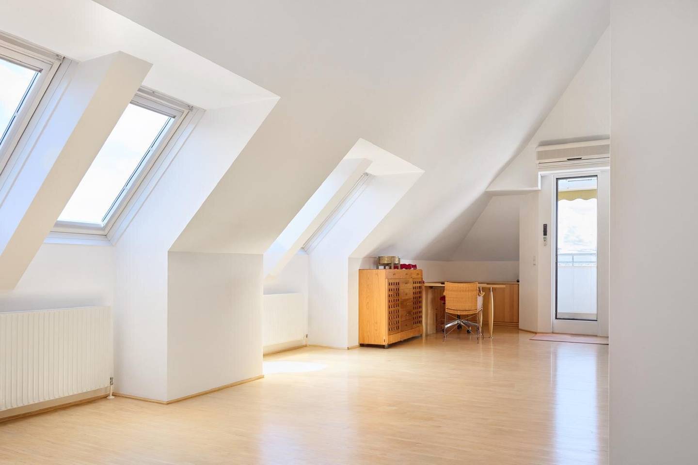 Klimatisierte DG Wohnung mit Terrasse – Einzelgarage optional