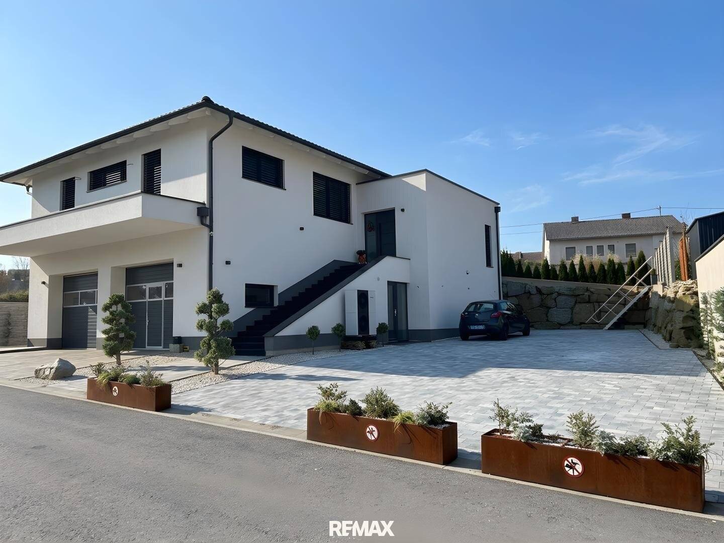 Mehr Platz fürs Leben: Familienhaus mit 4-m-Garage, Hebebühne, Pool & Homeoffice
