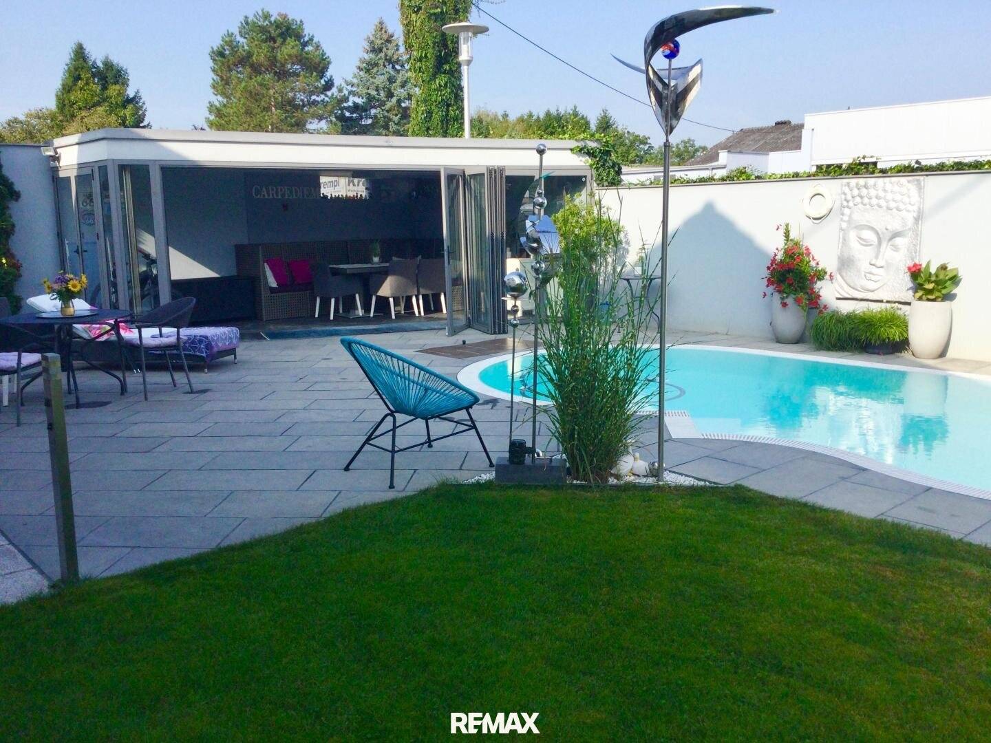 Exclusive estate with old building and modern new build – perfect for two families