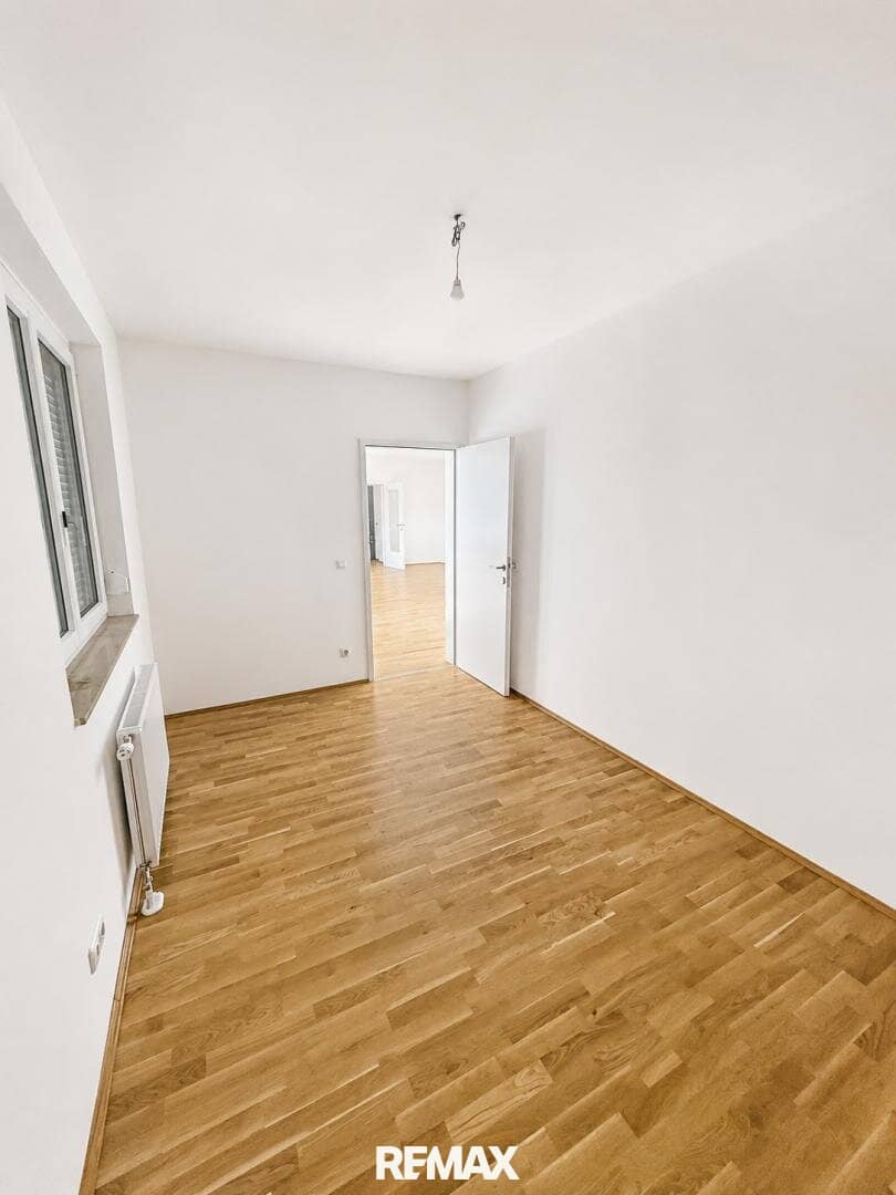 Bright, spacious and immediately available – renovated 3-room apartment with balcony in Leonding