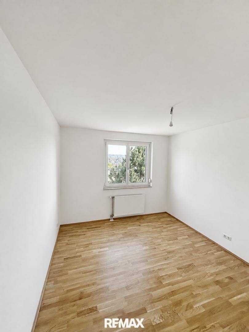 Bright, spacious and immediately available – renovated 3-room apartment with balcony in Leonding
