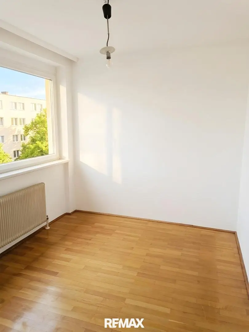 Rented 6 room apartment (tenant company) with very good yield