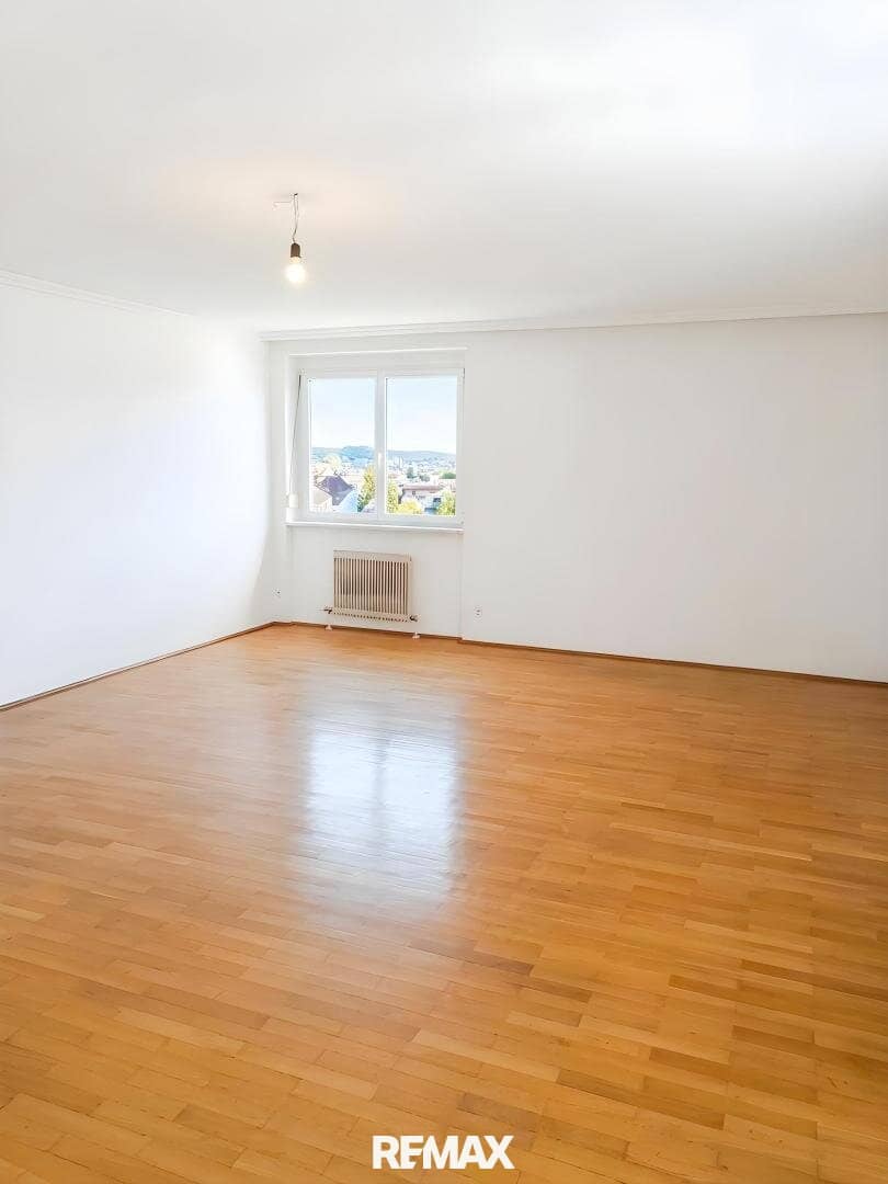 Rented 6 room apartment (tenant company) with very good yield