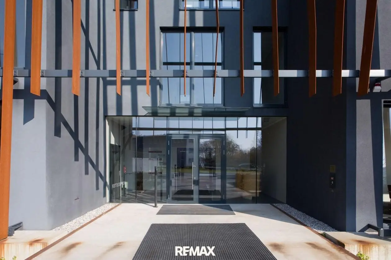 Office building in prime location including parking garage