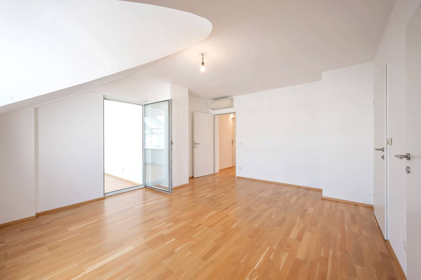 RARITY Prime location in the Servitenviertel, Spacious penthouse, Great winter garden GREEN QUIET LOCATION