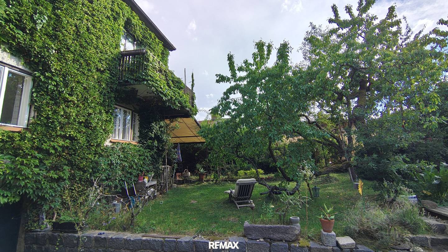 A garden that remains – Two-family house with exceptional natural garden and swimming pond in Gmünd