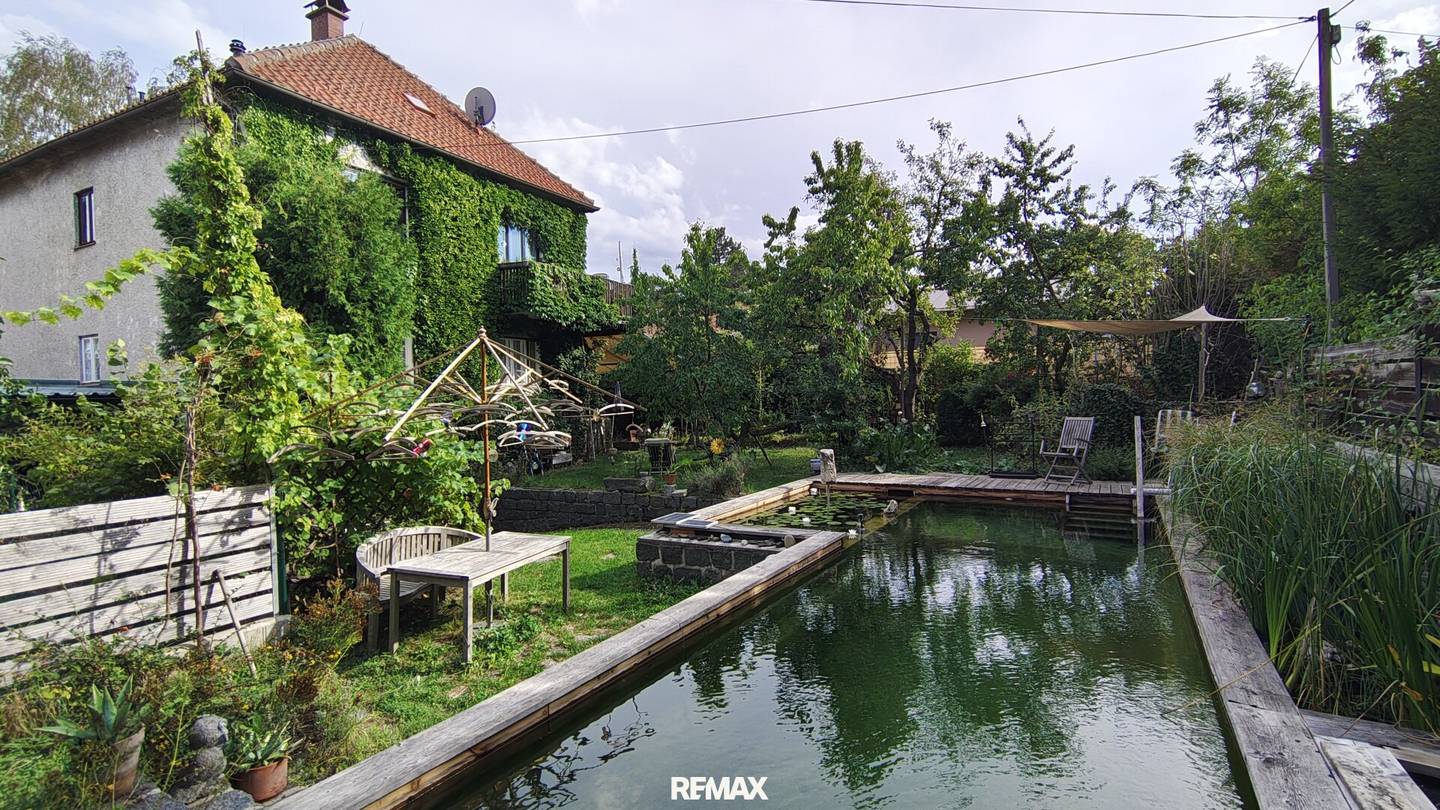 A garden that remains – Two-family house with exceptional natural garden and swimming pond in Gmünd