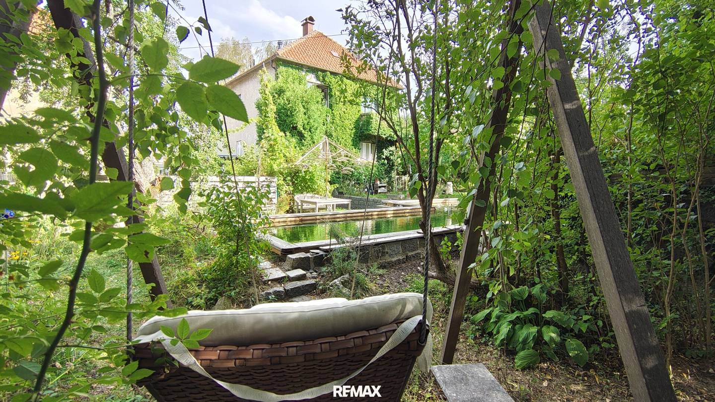 A garden that remains – Two-family house with exceptional natural garden and swimming pond in Gmünd