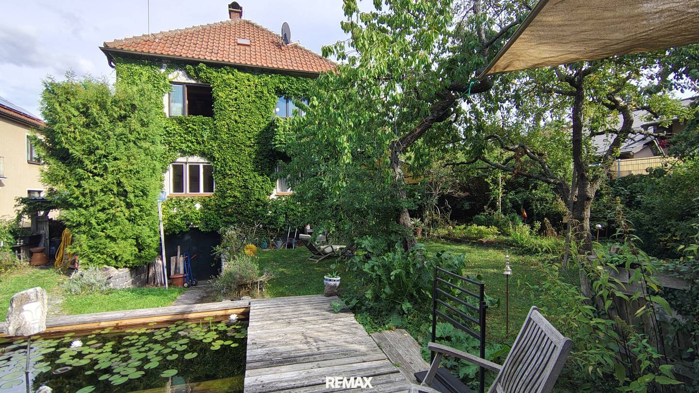 A garden that remains – Two-family house with exceptional natural garden and swimming pond in Gmünd