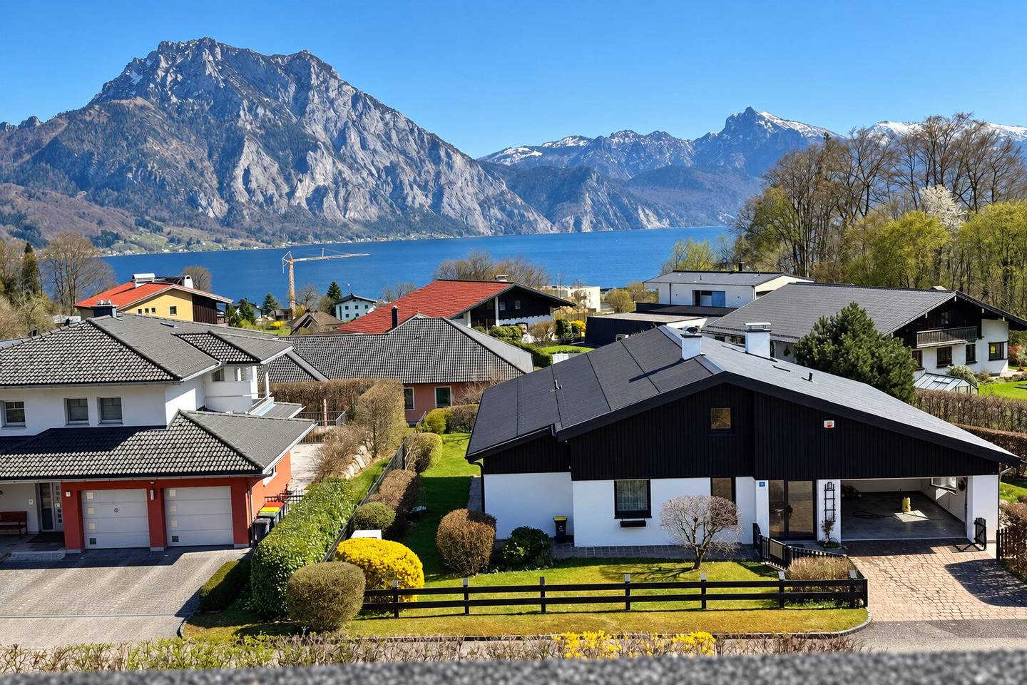 Sunny 2-room apartment with unobstructed panoramic view of the lake and Traunstein
