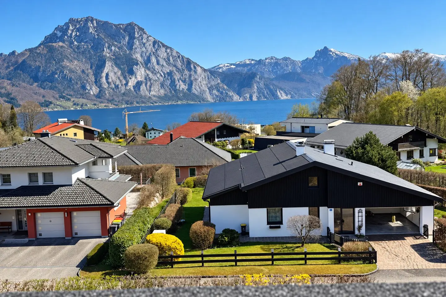 Sunny 2-room apartment with unobstructed panoramic view of the lake and Traunstein