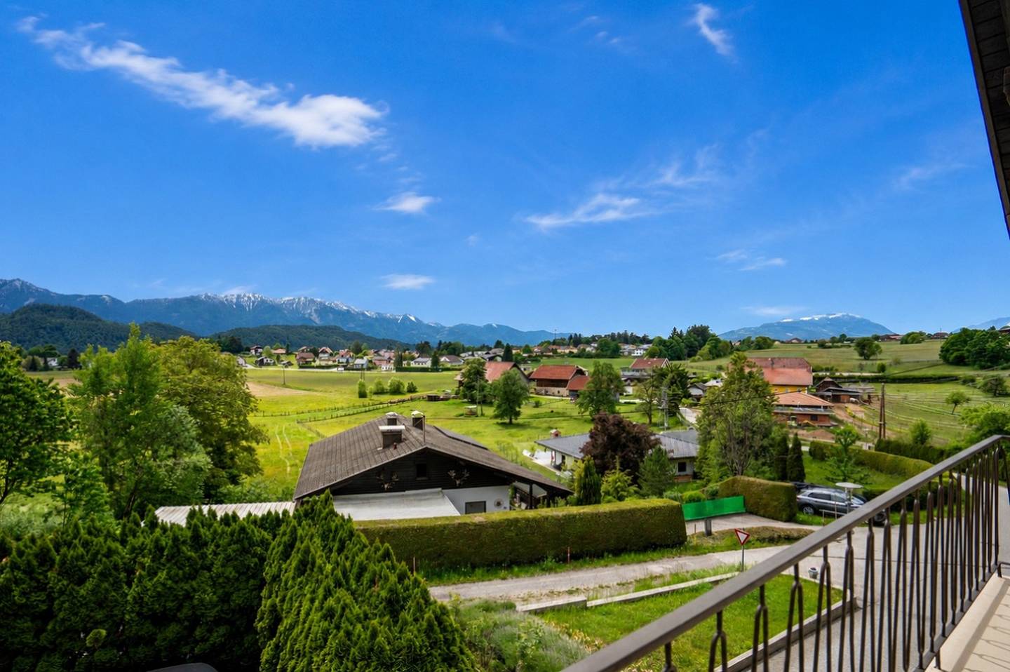 Sunny family apartment with garden and wide mountain view