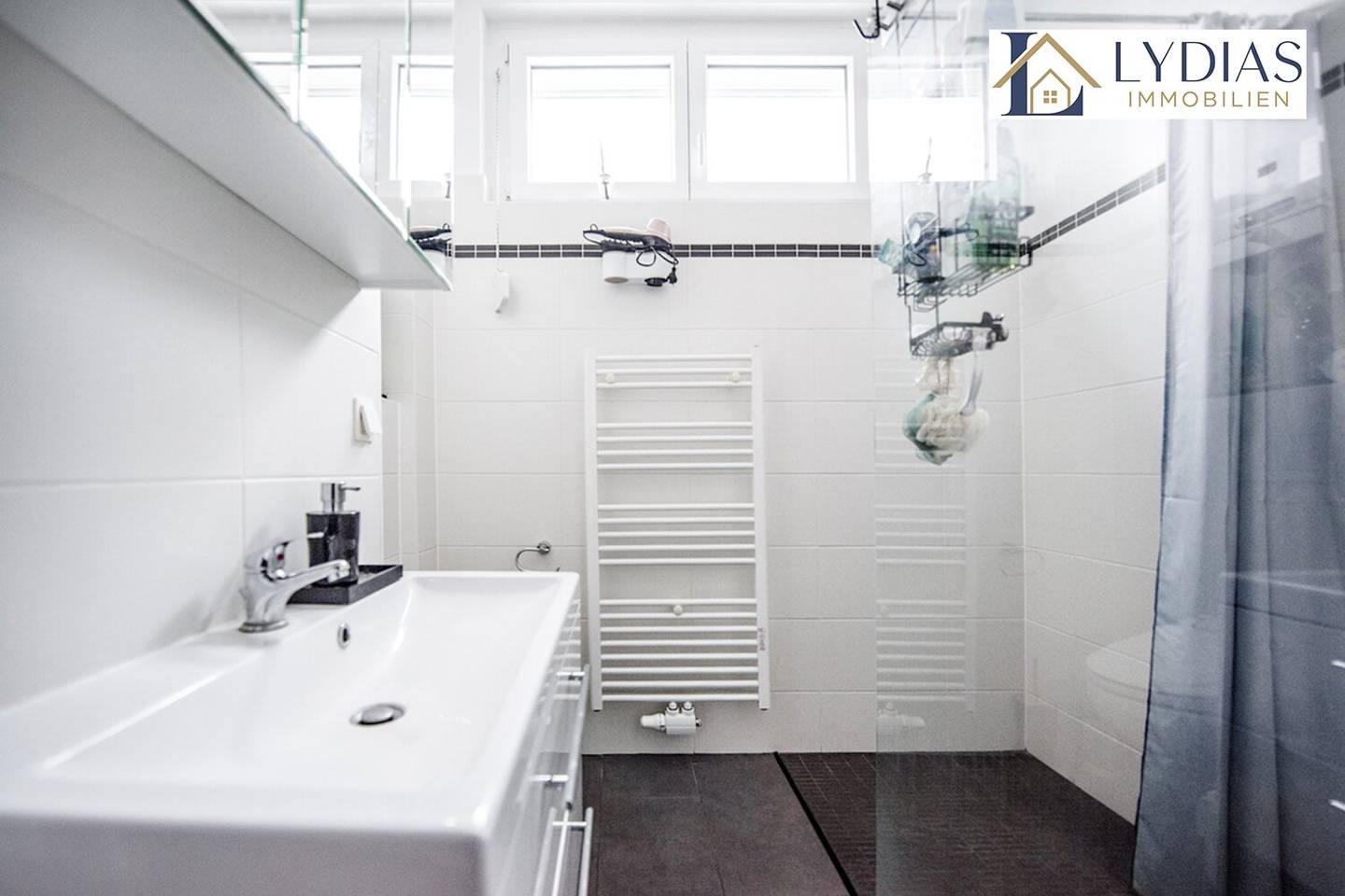 Bad mit Dusche und WC