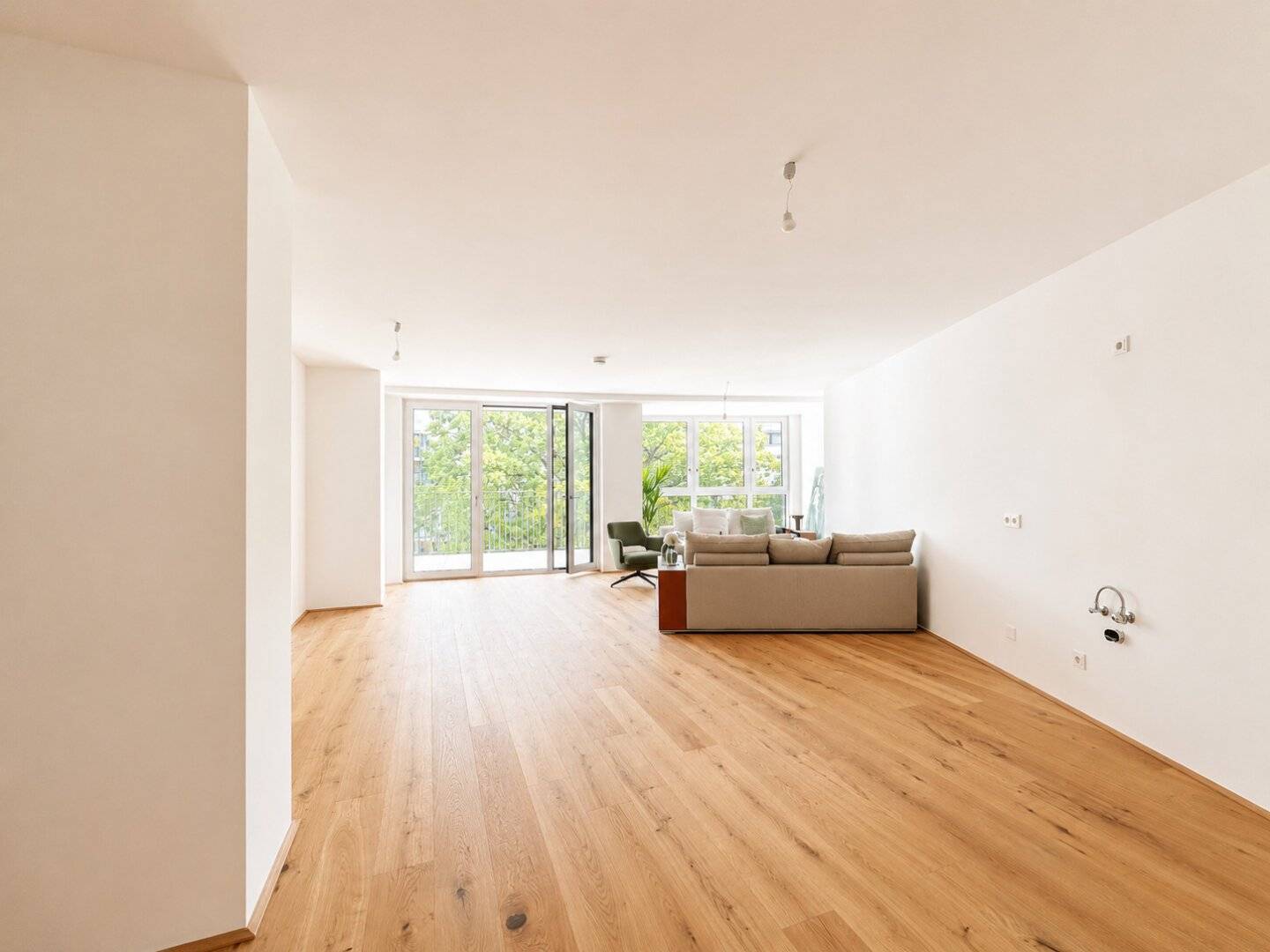 First occupancy in spacious 3-room apartment with two balconies in the extension of Das Artmann